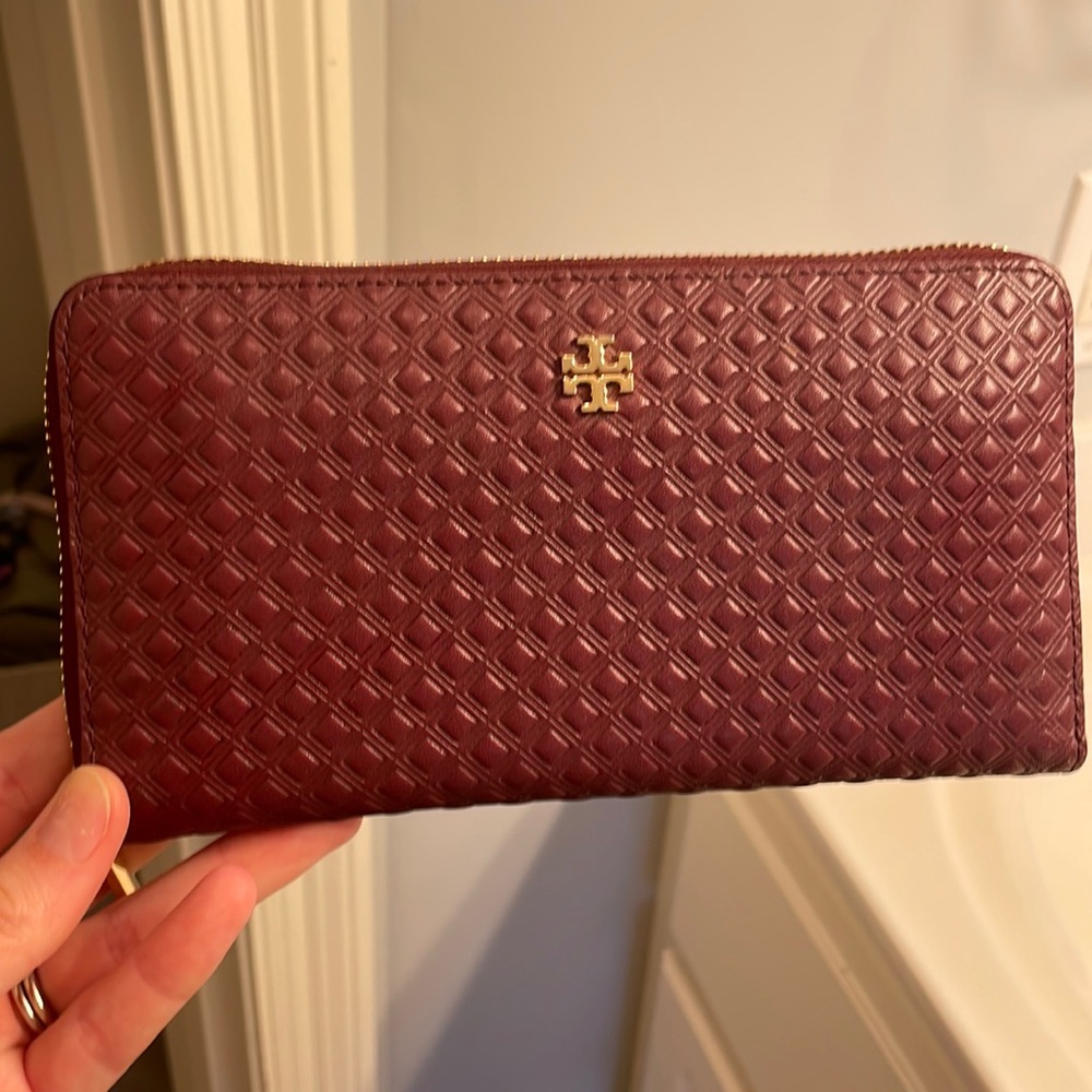 Tory Burch wallet color “imperial garnet”